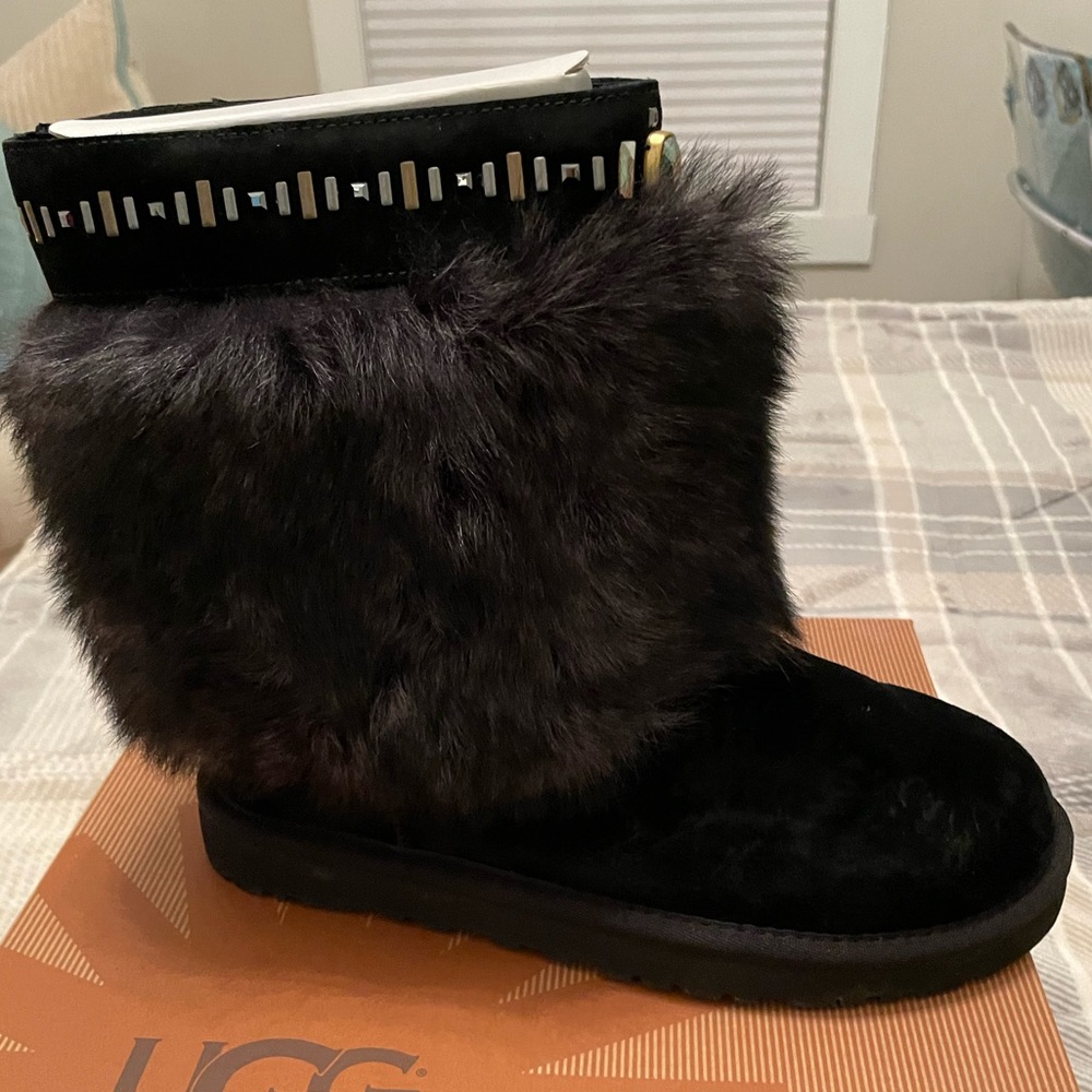 Size 7 Black Ugg Winter Boots w/ Vilet